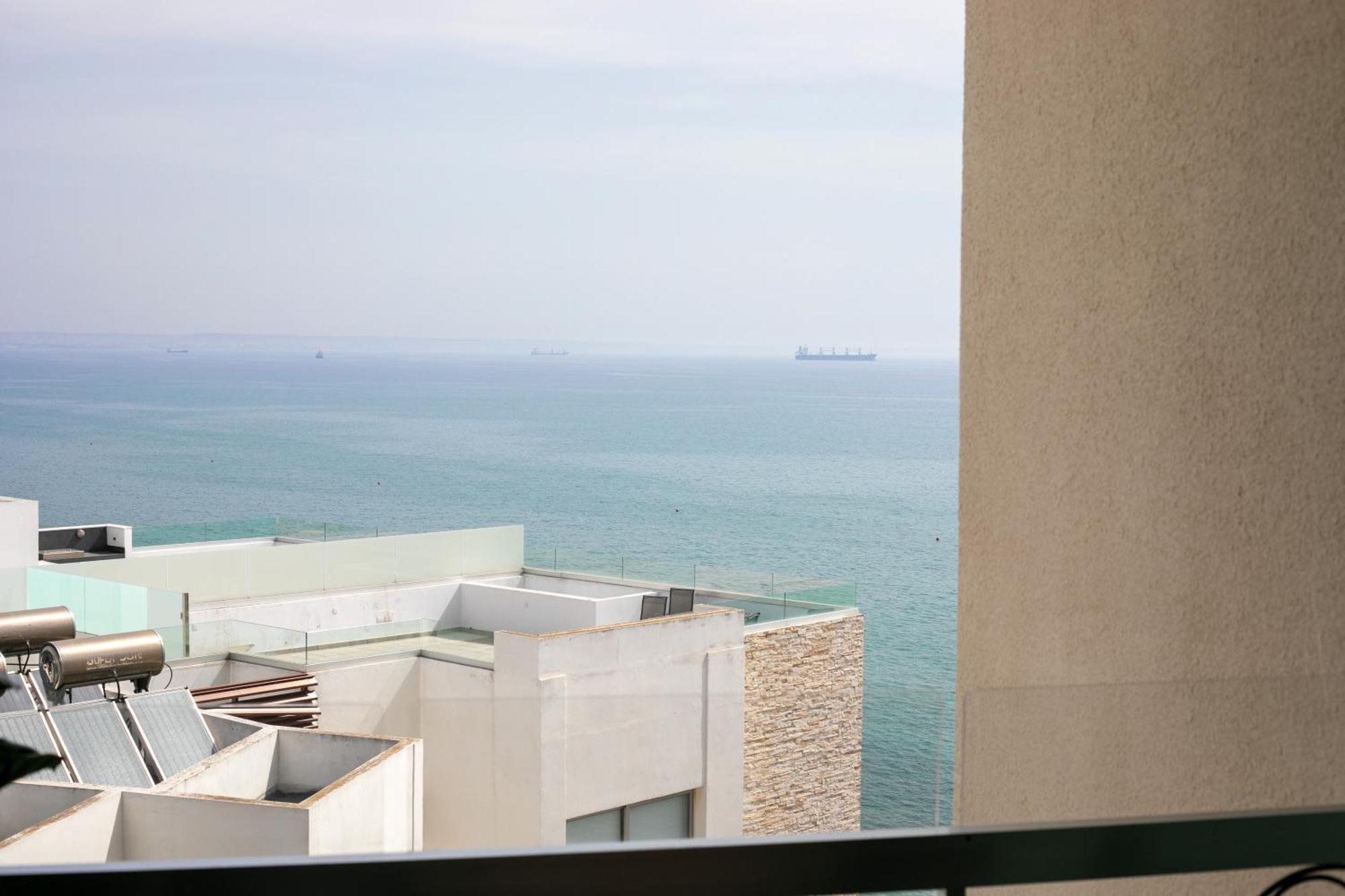 Palmove Luxurious Beachfront Apt ラルナカ エクステリア 写真