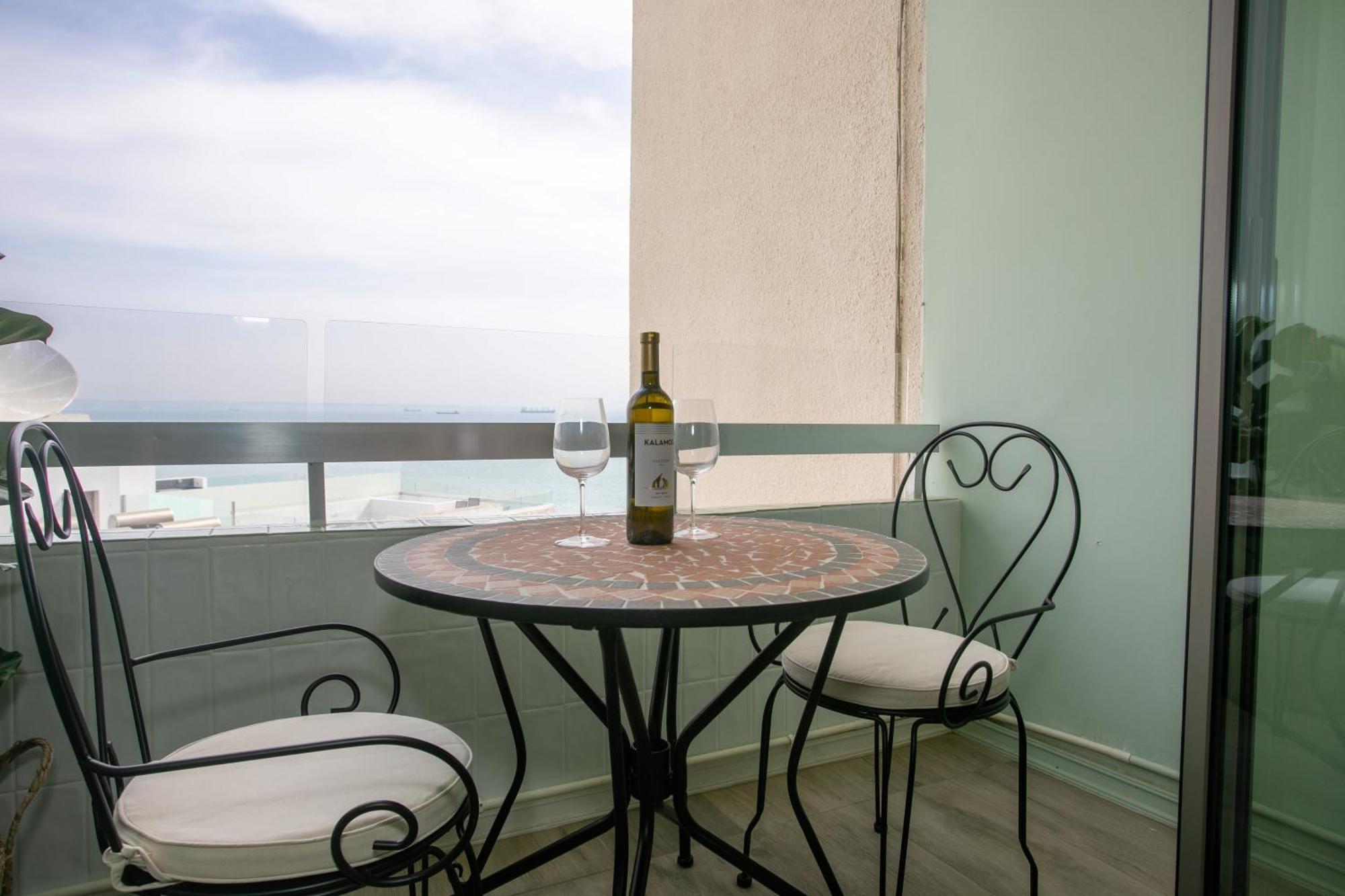 Palmove Luxurious Beachfront Apt ラルナカ エクステリア 写真