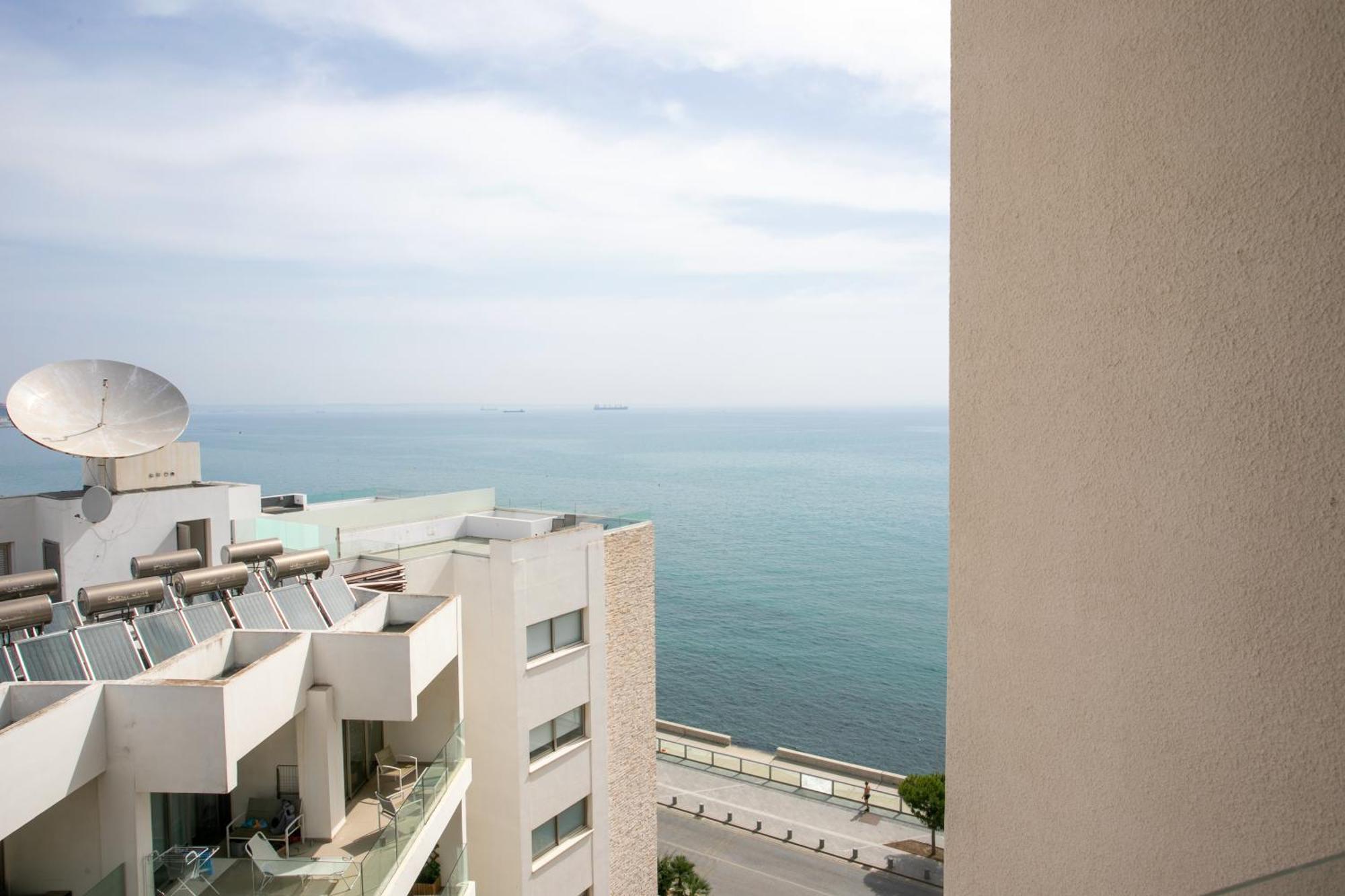 Palmove Luxurious Beachfront Apt ラルナカ エクステリア 写真