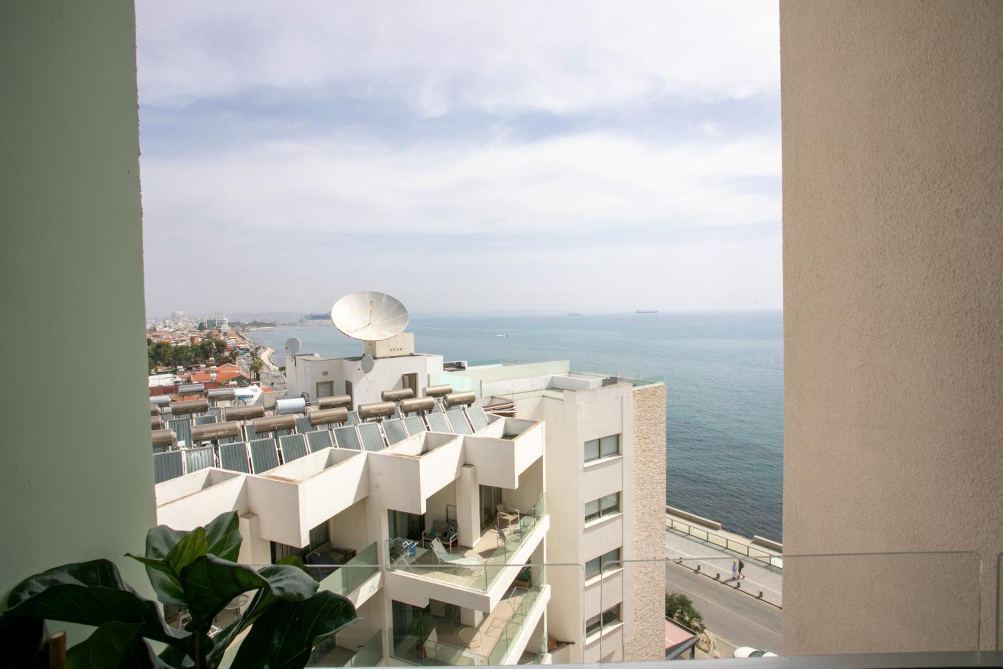Palmove Luxurious Beachfront Apt ラルナカ エクステリア 写真
