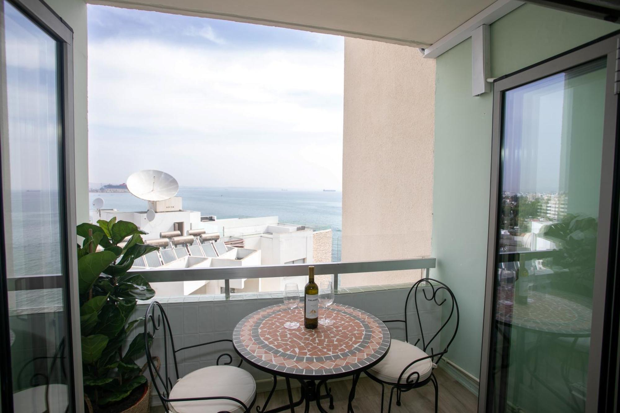 Palmove Luxurious Beachfront Apt ラルナカ エクステリア 写真