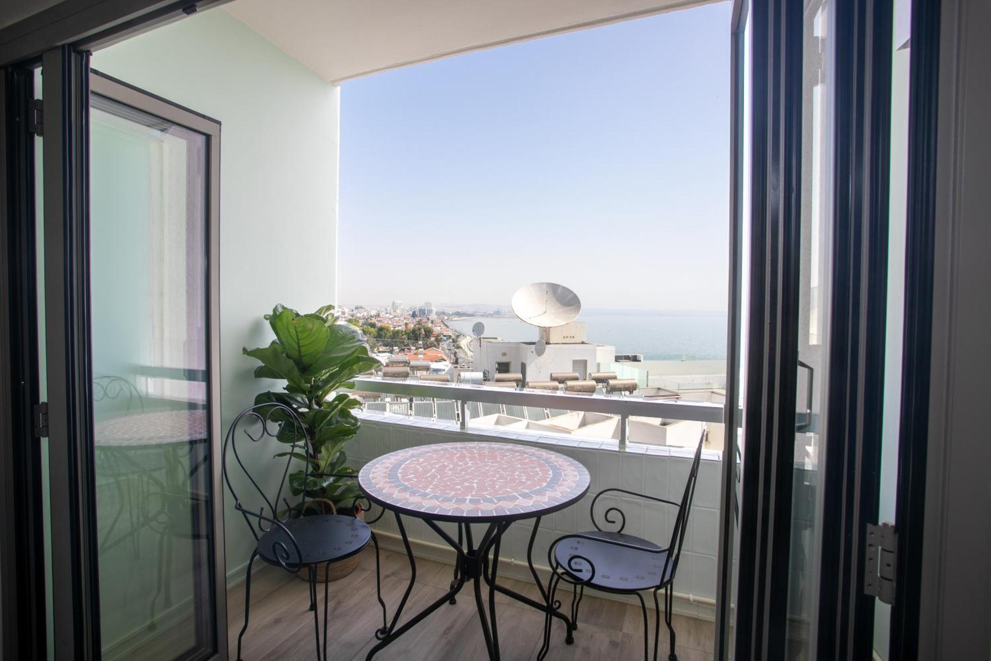 Palmove Luxurious Beachfront Apt ラルナカ エクステリア 写真